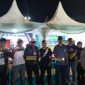 Keterangan Foto:
Bupati Sumenep Achmad Fauzi Wongsojudo bersama PLT Sekda Syahwan Effendi dan sejumlah pejabat daerah memperlihatkan produk unggulan PR Titah Sultan, SKT Ratoe Jagad. Kehadiran mereka menjadi simbol dukungan penuh pemerintah terhadap eksistensi industri kretek Madura sebagai identitas, kebanggaan, dan kekuatan ekonomi lokal.

