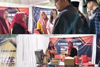 Keterangan Foto:
Bupati Sumenep Achmad Fauzi Wongsojudo yang didampingi  PLT Sekda Syahwan Effendi, Kadisbudpor Sumenep dan sejumlah pejabat daerah meninjau stand PR Campalok Perkasa Indah yang memproduksi  SKT Bening Alami.
 Kehadiran mereka menjadi simbol dukungan penuh pemerintah terhadap eksistensi industri kretek Madura sebagai identitas, kebanggaan, dan kekuatan ekonomi lokal.