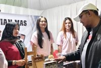 Foto: Bupati Sumenep Achmad Fauzi Wongsojudo yang didampingi  PLT Sekda Syahwan Effendi, Kadisbudpor Sumenep dan sejumlah pejabat daerah disambut ramah saat meninjau stand PR Titian Mas yang memproduksi  SKT Domestic. Kehadiran mereka menjadi simbol dukungan penuh pemerintah terhadap eksistensi industri kretek Madura sebagai identitas, kebanggaan, dan kekuatan ekonomi lokal.