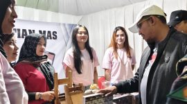 Foto: Bupati Sumenep Achmad Fauzi Wongsojudo yang didampingi  PLT Sekda Syahwan Effendi, Kadisbudpor Sumenep dan sejumlah pejabat daerah disambut ramah saat meninjau stand PR Titian Mas yang memproduksi  SKT Domestic. Kehadiran mereka menjadi simbol dukungan penuh pemerintah terhadap eksistensi industri kretek Madura sebagai identitas, kebanggaan, dan kekuatan ekonomi lokal.