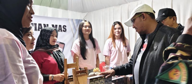 Foto: Bupati Sumenep Achmad Fauzi Wongsojudo yang didampingi  PLT Sekda Syahwan Effendi, Kadisbudpor Sumenep dan sejumlah pejabat daerah disambut ramah saat meninjau stand PR Titian Mas yang memproduksi  SKT Domestic. Kehadiran mereka menjadi simbol dukungan penuh pemerintah terhadap eksistensi industri kretek Madura sebagai identitas, kebanggaan, dan kekuatan ekonomi lokal.