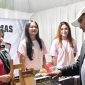 Foto: Bupati Sumenep Achmad Fauzi Wongsojudo yang didampingi  PLT Sekda Syahwan Effendi, Kadisbudpor Sumenep dan sejumlah pejabat daerah disambut ramah saat meninjau stand PR Titian Mas yang memproduksi  SKT Domestic. Kehadiran mereka menjadi simbol dukungan penuh pemerintah terhadap eksistensi industri kretek Madura sebagai identitas, kebanggaan, dan kekuatan ekonomi lokal.