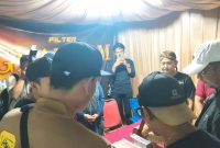 Foto: Bupati Sumenep Achmad Fauzi Wongsojudo yang didampingi  PLT Sekda Syahwan Effendi, Kadisbudpor Sumenep dan sejumlah pejabat daerah disambut ramah saat meninjau stand Rokok. Kehadiran mereka menjadi simbol dukungan penuh pemerintah terhadap eksistensi industri kretek Madura sebagai identitas, kebanggaan, dan kekuatan ekonomi lokal.