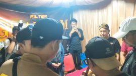 Foto: Bupati Sumenep Achmad Fauzi Wongsojudo yang didampingi  PLT Sekda Syahwan Effendi, Kadisbudpor Sumenep dan sejumlah pejabat daerah disambut ramah saat meninjau stand Rokok. Kehadiran mereka menjadi simbol dukungan penuh pemerintah terhadap eksistensi industri kretek Madura sebagai identitas, kebanggaan, dan kekuatan ekonomi lokal.