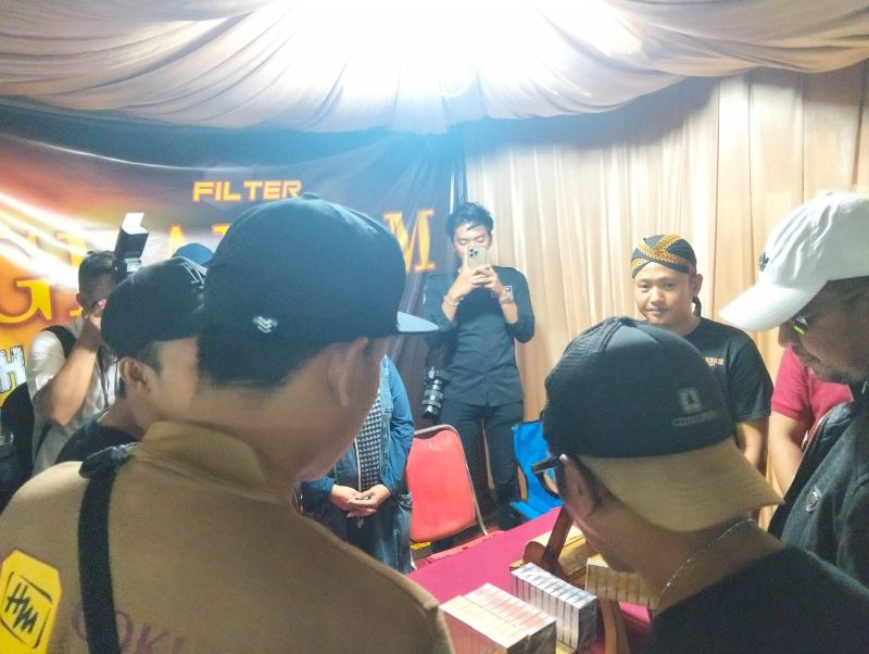 Foto: Bupati Sumenep Achmad Fauzi Wongsojudo yang didampingi  PLT Sekda Syahwan Effendi, Kadisbudpor Sumenep dan sejumlah pejabat daerah disambut ramah saat meninjau stand Rokok. Kehadiran mereka menjadi simbol dukungan penuh pemerintah terhadap eksistensi industri kretek Madura sebagai identitas, kebanggaan, dan kekuatan ekonomi lokal.