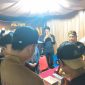 Foto: Bupati Sumenep Achmad Fauzi Wongsojudo yang didampingi  PLT Sekda Syahwan Effendi, Kadisbudpor Sumenep dan sejumlah pejabat daerah disambut ramah saat meninjau stand Rokok. Kehadiran mereka menjadi simbol dukungan penuh pemerintah terhadap eksistensi industri kretek Madura sebagai identitas, kebanggaan, dan kekuatan ekonomi lokal.
