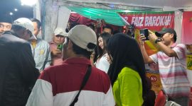 Keterangan Foto: Bupati Sumenep Achmad Fauzi Wongsojudo yang didampingi  PLT Sekda Syahwan Effendi, Kadisbudpor Sumenep dan sejumlah pejabat daerah disambut ramah saat meninjau stand PT Fai z Barokah. Kehadiran mereka menjadi simbol dukungan penuh pemerintah terhadap eksistensi industri kretek Madura sebagai identitas, kebanggaan, dan kekuatan ekonomi lokal.