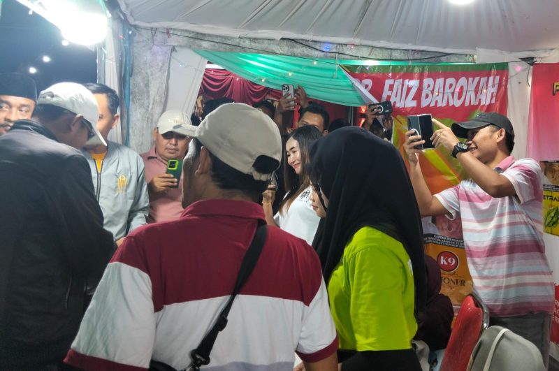 Keterangan Foto: Bupati Sumenep Achmad Fauzi Wongsojudo yang didampingi  PLT Sekda Syahwan Effendi, Kadisbudpor Sumenep dan sejumlah pejabat daerah disambut ramah saat meninjau stand PT Fai z Barokah. Kehadiran mereka menjadi simbol dukungan penuh pemerintah terhadap eksistensi industri kretek Madura sebagai identitas, kebanggaan, dan kekuatan ekonomi lokal.