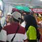 Keterangan Foto: Bupati Sumenep Achmad Fauzi Wongsojudo yang didampingi  PLT Sekda Syahwan Effendi, Kadisbudpor Sumenep dan sejumlah pejabat daerah disambut ramah saat meninjau stand PT Fai z Barokah. Kehadiran mereka menjadi simbol dukungan penuh pemerintah terhadap eksistensi industri kretek Madura sebagai identitas, kebanggaan, dan kekuatan ekonomi lokal.
