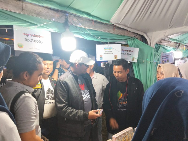 Bupati Sumenep Achmad Fauzi Wongsojudo yang didampingi  PLT Sekda Syahwan Effendi, Kadisbudpor Sumenep dan sejumlah pejabat daerah disambut ramah saat meninjau stand PT Kawan Lama Jaya. Kehadiran orang nomor satu Sumenep dan pejabat pejabat penting  tersebut  menjadi simbol dukungan penuh pemerintah terhadap eksistensi industri kretek Madura sebagai identitas, kebanggaan, dan kekuatan ekonomi lokal.