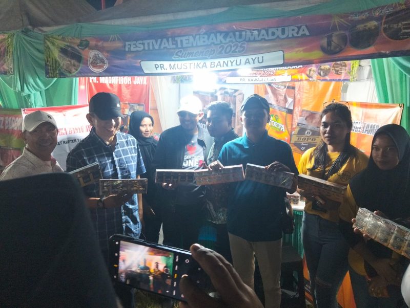 Bupati Sumenep Achmad Fauzi Wongsojudo yang didampingi  PLT Sekda Syahwan Effendi, Kadisbudpor Sumenep dan sejumlah pejabat daerah disambut ramah saat meninjau stand PR Mustika Banyu Ayu .  Kehadiran orang nomor satu Sumenep dan pejabat pejabat penting  tersebut  menjadi simbol dukungan penuh pemerintah terhadap eksistensi industri kretek Madura sebagai identitas, kebanggaan, dan kekuatan ekonomi lokal.
