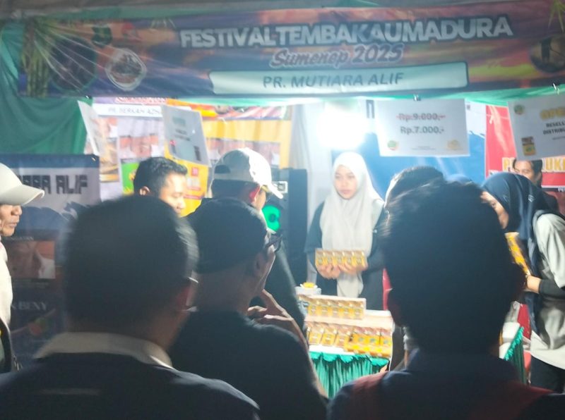 Bupati Sumenep Achmad Fauzi Wongsojudo yang didampingi  PLT Sekda Syahwan Effendi, Kadisbudpor Sumenep dan sejumlah pejabat daerah disambut ramah saat meninjau stand PR Mutiara Alif . Kehadiran orang nomor satu Sumenep dan pejabat pejabat penting  tersebut  menjadi simbol dukungan penuh pemerintah terhadap eksistensi industri kretek Madura sebagai identitas, kebanggaan, dan kekuatan ekonomi lokal.