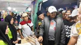 Foto: Bupati Sumenep Achmad Fauzi Wongsojudo yang didampingi  PLT Sekda Syahwan Effendi, Kadisbudpor Sumenep dan sejumlah pejabat daerah disambut ramah saat meninjau stand PR M Lukman Putra