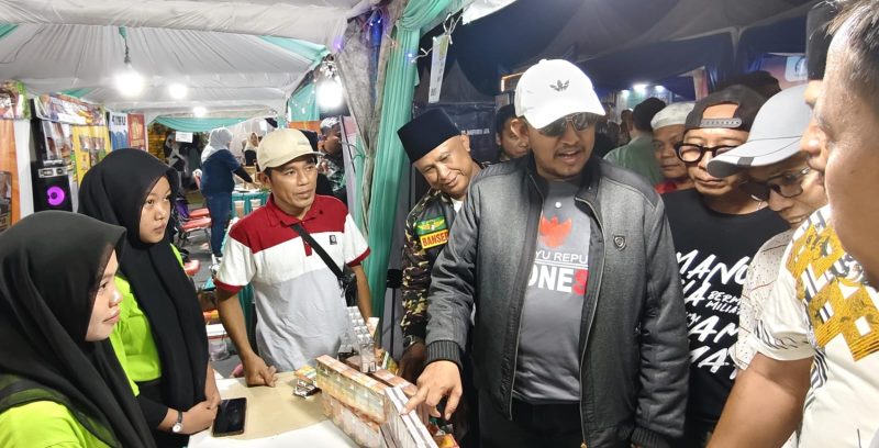 Foto: Bupati Sumenep Achmad Fauzi Wongsojudo yang didampingi  PLT Sekda Syahwan Effendi, Kadisbudpor Sumenep dan sejumlah pejabat daerah disambut ramah saat meninjau stand PR M Lukman Putra