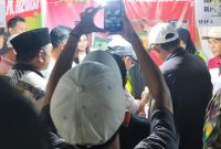 Bupati Sumenep Achmad Fauzi Wongsojudo yang didampingi  PLT Sekda Syahwan Effendi, Kadisbudpor Sumenep dan sejumlah pejabat daerah disambut ramah saat meninjau stand PR Berkah Azhar 
