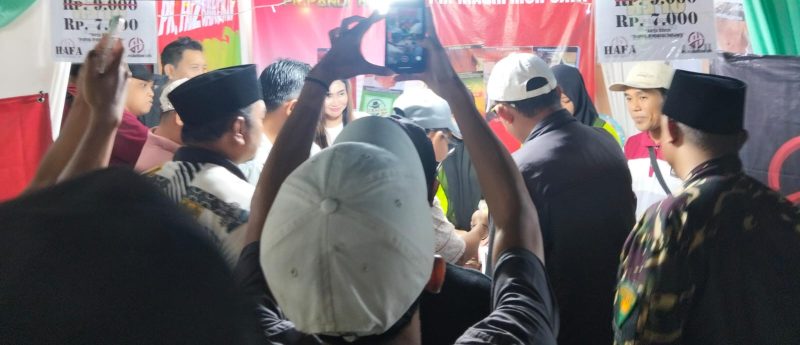 Bupati Sumenep Achmad Fauzi Wongsojudo yang didampingi  PLT Sekda Syahwan Effendi, Kadisbudpor Sumenep dan sejumlah pejabat daerah disambut ramah saat meninjau stand PR Berkah Azhar 