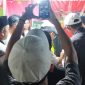 Bupati Sumenep Achmad Fauzi Wongsojudo yang didampingi  PLT Sekda Syahwan Effendi, Kadisbudpor Sumenep dan sejumlah pejabat daerah disambut ramah saat meninjau stand PR Berkah Azhar 