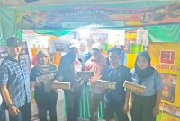 Keterangan Foto: Bupati Sumenep Achmad Fauzi Wongsojudo yang didampingi  PLT Sekda Syahwan Effendi, Kadisbudpor Sumenep dan sejumlah pejabat daerah disambut ramah saat meninjau stand PR Dua Hawa Bin Daud. Kehadiran mereka menjadi simbol dukungan penuh pemerintah terhadap eksistensi industri kretek Madura sebagai identitas, kebanggaan, dan kekuatan ekonomi lokal.
