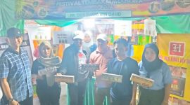 Keterangan Foto: Bupati Sumenep Achmad Fauzi Wongsojudo yang didampingi  PLT Sekda Syahwan Effendi, Kadisbudpor Sumenep dan sejumlah pejabat daerah disambut ramah saat meninjau stand PR Dua Hawa Bin Daud. Kehadiran mereka menjadi simbol dukungan penuh pemerintah terhadap eksistensi industri kretek Madura sebagai identitas, kebanggaan, dan kekuatan ekonomi lokal.
