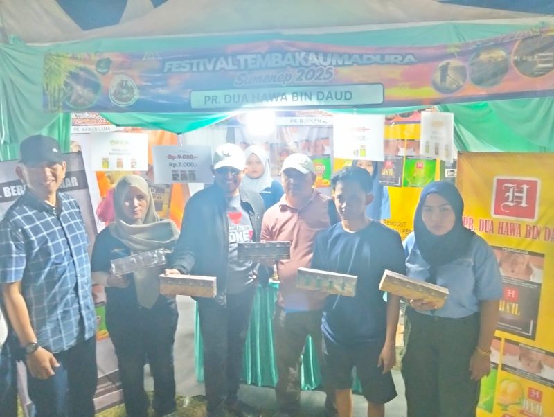 Keterangan Foto: Bupati Sumenep Achmad Fauzi Wongsojudo yang didampingi  PLT Sekda Syahwan Effendi, Kadisbudpor Sumenep dan sejumlah pejabat daerah disambut ramah saat meninjau stand PR Dua Hawa Bin Daud. Kehadiran mereka menjadi simbol dukungan penuh pemerintah terhadap eksistensi industri kretek Madura sebagai identitas, kebanggaan, dan kekuatan ekonomi lokal.
