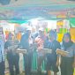 Keterangan Foto: Bupati Sumenep Achmad Fauzi Wongsojudo yang didampingi  PLT Sekda Syahwan Effendi, Kadisbudpor Sumenep dan sejumlah pejabat daerah disambut ramah saat meninjau stand PR Dua Hawa Bin Daud. Kehadiran mereka menjadi simbol dukungan penuh pemerintah terhadap eksistensi industri kretek Madura sebagai identitas, kebanggaan, dan kekuatan ekonomi lokal.
