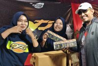 Keterangan Foto: Bupati Sumenep Achmad Fauzi Wongsojudo yang didampingi  PLT Sekda Syahwan Effendi, Kadisbudpor Sumenep dan sejumlah pejabat daerah disambut ramah saat meninjau stand PR DRT. Kehadiran mereka menjadi simbol dukungan penuh pemerintah terhadap eksistensi industri kretek Madura sebagai identitas, kebanggaan, dan kekuatan ekonomi lokal.
