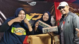 Keterangan Foto: Bupati Sumenep Achmad Fauzi Wongsojudo yang didampingi  PLT Sekda Syahwan Effendi, Kadisbudpor Sumenep dan sejumlah pejabat daerah disambut ramah saat meninjau stand PR DRT. Kehadiran mereka menjadi simbol dukungan penuh pemerintah terhadap eksistensi industri kretek Madura sebagai identitas, kebanggaan, dan kekuatan ekonomi lokal.
