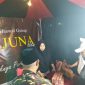 Keterangan Foto: Bupati Sumenep Achmad Fauzi Wongsojudo yang didampingi  PLT Sekda Syahwan Effendi, Kadisbudpor Sumenep dan sejumlah pejabat daerah disambut ramah saat meninjau stand PR Haswal Group. Kehadiran mereka menjadi simbol dukungan penuh pemerintah terhadap eksistensi industri kretek Madura sebagai identitas, kebanggaan, dan kekuatan ekonomi lokal.