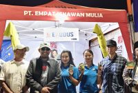 Keterangan Foto: Bupati Sumenep Achmad Fauzi Wongsojudo yang didampingi  PLT Sekda Syahwan Effendi, Kasdim, Kadisbudpor Sumenep disambut ramah saat meninjau stand PT. Empat Sekawan Mulia.