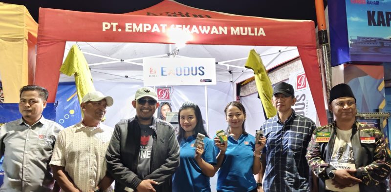 Keterangan Foto: Bupati Sumenep Achmad Fauzi Wongsojudo yang didampingi  PLT Sekda Syahwan Effendi, Kasdim, Kadisbudpor Sumenep disambut ramah saat meninjau stand PT. Empat Sekawan Mulia.