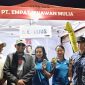 Keterangan Foto: Bupati Sumenep Achmad Fauzi Wongsojudo yang didampingi  PLT Sekda Syahwan Effendi, Kasdim, Kadisbudpor Sumenep disambut ramah saat meninjau stand PT. Empat Sekawan Mulia.