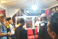 Keterangan Foto: Bupati Sumenep Achmad Fauzi Wongsojudo yang didampingi  PLT Sekda Syahwan Effendi, Kasdim, Ibnu Hajar, Kadisbudpor Sumenep disambut ramah saat meninjau stand PR Bahagia. Kehadiran mereka menjadi simbol dukungan penuh pemerintah terhadap eksistensi industri kretek Madura sebagai identitas, kebanggaan, dan kekuatan ekonomi lokal