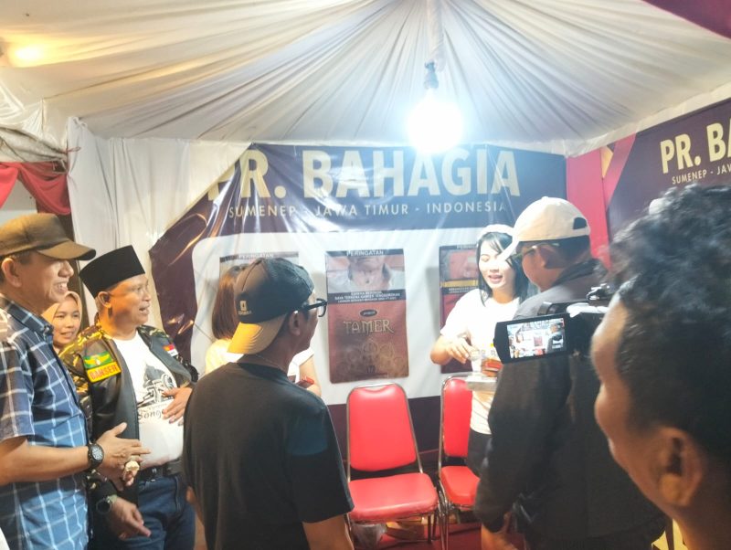 Keterangan Foto: Bupati Sumenep Achmad Fauzi Wongsojudo yang didampingi  PLT Sekda Syahwan Effendi, Kasdim, Ibnu Hajar, Kadisbudpor Sumenep disambut ramah saat meninjau stand PR Bahagia. Kehadiran mereka menjadi simbol dukungan penuh pemerintah terhadap eksistensi industri kretek Madura sebagai identitas, kebanggaan, dan kekuatan ekonomi lokal