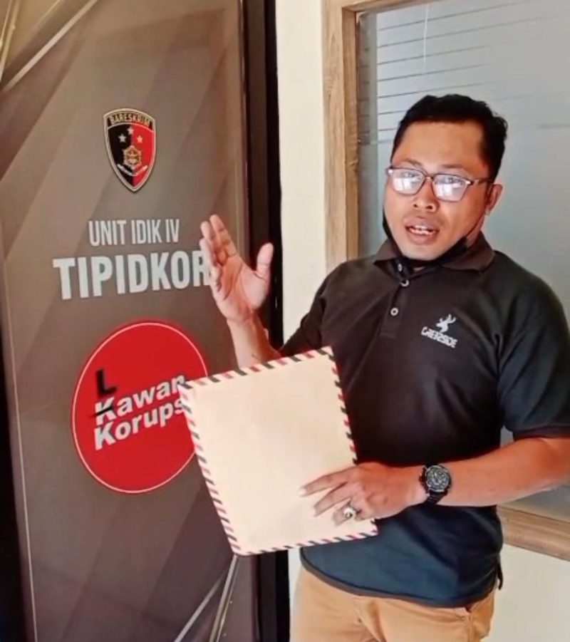 Caption: Ketua LSM AWPM Imam Syafi’i usai melapor ke Polres Pamekasan, Senin (01/09/2025).