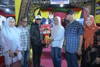 Keterangan Foto: Bupati Sumenep, Achmad Fauzi Wongsojudo, yang ditemani PLT Sekda Syafwan Effendi menyerahkan KTP kepada Shelma Putri Khalida yang genap 17 tahun, didampingi kedua orang tuanya, Mufti Kholid dan Dwi Lidya Hartati Wijaya, di Stand Pembangunan Disdukcapil Sumenep. Momen ini menandai langkah penting Shelma sebagai warga negara sekaligus kebanggaan keluarga dan sekolah.