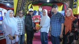 Keterangan Foto: Bupati Sumenep, Achmad Fauzi Wongsojudo, yang ditemani PLT Sekda Syafwan Effendi menyerahkan KTP kepada Shelma Putri Khalida yang genap 17 tahun, didampingi kedua orang tuanya, Mufti Kholid dan Dwi Lidya Hartati Wijaya, di Stand Pembangunan Disdukcapil Sumenep. Momen ini menandai langkah penting Shelma sebagai warga negara sekaligus kebanggaan keluarga dan sekolah.
