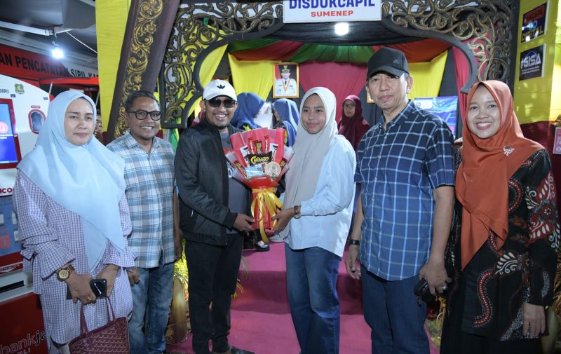 Keterangan Foto: Bupati Sumenep, Achmad Fauzi Wongsojudo, yang ditemani PLT Sekda Syafwan Effendi menyerahkan KTP kepada Shelma Putri Khalida yang genap 17 tahun, didampingi kedua orang tuanya, Mufti Kholid dan Dwi Lidya Hartati Wijaya, di Stand Pembangunan Disdukcapil Sumenep. Momen ini menandai langkah penting Shelma sebagai warga negara sekaligus kebanggaan keluarga dan sekolah.