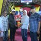 Keterangan Foto: Bupati Sumenep, Achmad Fauzi Wongsojudo, yang ditemani PLT Sekda Syafwan Effendi menyerahkan KTP kepada Shelma Putri Khalida yang genap 17 tahun, didampingi kedua orang tuanya, Mufti Kholid dan Dwi Lidya Hartati Wijaya, di Stand Pembangunan Disdukcapil Sumenep. Momen ini menandai langkah penting Shelma sebagai warga negara sekaligus kebanggaan keluarga dan sekolah.