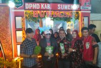 Keterangan Foto: Bupati Sumenep Achmad Fauzi Wongsojudo yang didampingi  PLT Sekda Syahwan Effendi, saat meninjau stand pembangunan DPMD Sumenep

