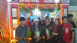 Keterangan Foto: Bupati Sumenep Achmad Fauzi Wongsojudo yang didampingi  PLT Sekda Syahwan Effendi, saat meninjau stand pembangunan DPMD Sumenep

