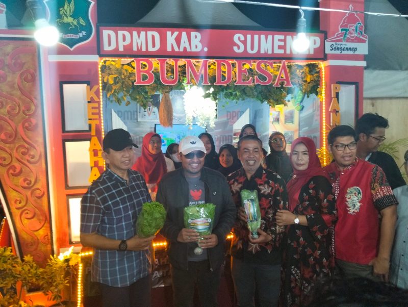 Keterangan Foto: Bupati Sumenep Achmad Fauzi Wongsojudo yang didampingi  PLT Sekda Syahwan Effendi, saat meninjau stand pembangunan DPMD Sumenep

