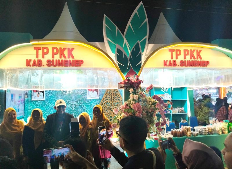 Keterangan Foto: Bupati Sumenep Achmad Fauzi Wongsojudo yang didampingi PLT Sekda Syahwan Effendi, saat meninjau stand pembangunan TP-PKK Kabupaten Sumenep 

