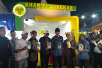 Foto: Bupati Sumenep Achmad Fauzi Wongsojudo yang didampingi  PLT Sekda Syahwan Effendi, Kadisbudporpar, dan Kasdim saat meninjau stand pembangunan BPRS Bhakti Sumekar 
