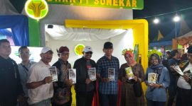 Foto: Bupati Sumenep Achmad Fauzi Wongsojudo yang didampingi  PLT Sekda Syahwan Effendi, Kadisbudporpar, dan Kasdim saat meninjau stand pembangunan BPRS Bhakti Sumekar 

