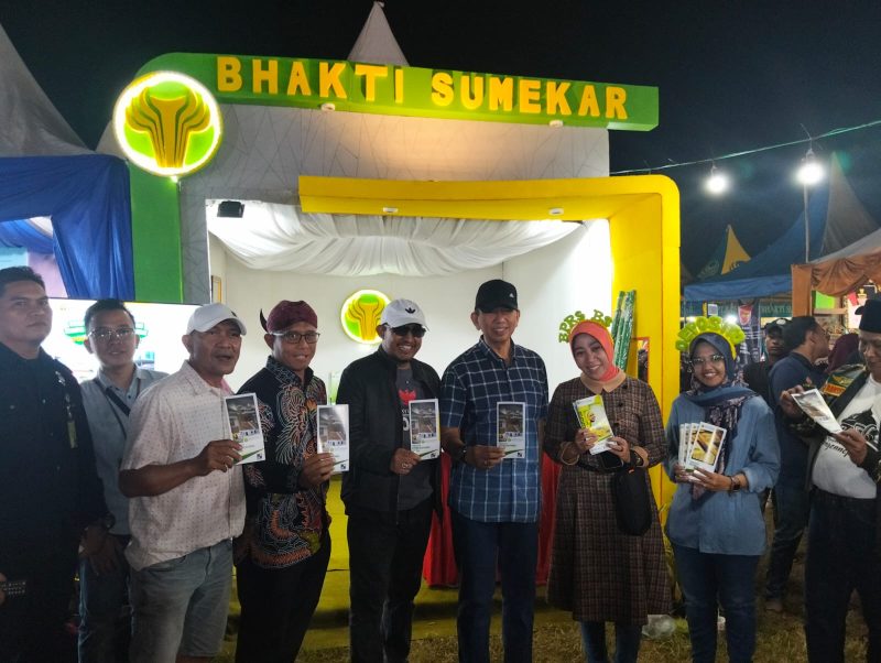 Foto: Bupati Sumenep Achmad Fauzi Wongsojudo yang didampingi  PLT Sekda Syahwan Effendi, Kadisbudporpar, dan Kasdim saat meninjau stand pembangunan BPRS Bhakti Sumekar 
