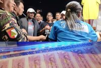 Bupati Sumenep Achmad Fauzi Wongsojudo didampingi PLT Sekda Syahwan Effendi, Kedisbudporapar, Tenaga Ahli, dan Kasdim saat meninjau stand PT Empat Sekawan Mulia yang mendapat apresiasi tinggi karena telah terbukti menyerap ratusan tenaga kerja lokal dengan produksi rokok SKT dan SKM varian Java, Ocha dan terbaru Exodus 

