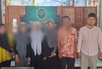 Di halaman PN Sumenep, korban dan pendamping hukum berdiri tegar, menegaskan tekad mengawal kasus hingga pelaku dihukum maksimal