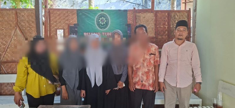 Di halaman PN Sumenep, korban dan pendamping hukum berdiri tegar, menegaskan tekad mengawal kasus hingga pelaku dihukum maksimal