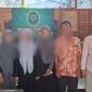 Di halaman PN Sumenep, korban dan pendamping hukum berdiri tegar, menegaskan tekad mengawal kasus hingga pelaku dihukum maksimal