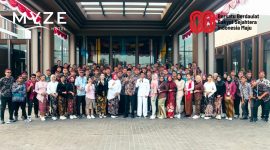 Foto kolektif seluruh tim MYZE Hotel Sumenep sebagai simbol persatuan dan dukungan terhadap UMKM serta budaya lokal Sumenep.
